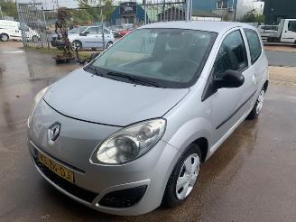 damaged passenger cars Renault Twingo Twingo II (CN) Hatchback 3-drs 1.2 (D7F-800(Euro 4)) [43kW] 2008/3