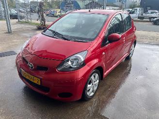 krockskadad bil auto Toyota Aygo Aygo (B10) Hatchback 1.0 12V VVT-i (1KR-FE) [50kW] 2010/9