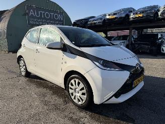 damaged passenger cars Toyota Aygo 1.0 VVT-I 51KW Airco Led X-Play 5-Drs 2018/2