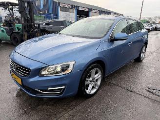 Unfallwagen Volvo V-60 2.4 D6 AWD PHEV 158KW Autom. Schuifdak Clima Navi Led NAP 2013/10