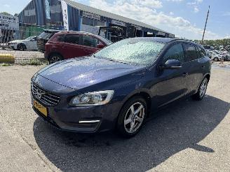 uszkodzony samochody osobowe Volvo V-60 1.6 D2 Autom. 84KW Clima Navi Leer Led R-Design 2014/10