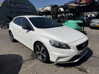 Damaged car Volvo V-40 2.0 D2 88KW R-Design Xenon Clima Navi Business NAP 2015/8