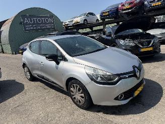 skadebil auto Renault Clio 0.9 TCE 66KW Navi Airco Authentique 5-Drs 2015/9