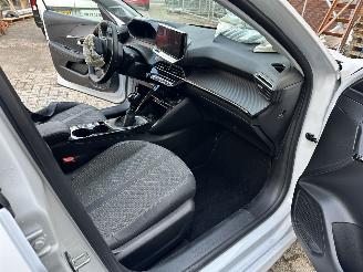 Peugeot 208 Allure picture 14