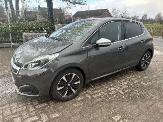 Damaged car Peugeot 208 1.2 tech edition 2019/10