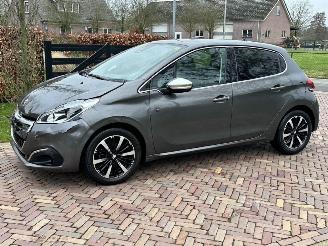 skadebil auto Peugeot 208 Tech edition 2019/10