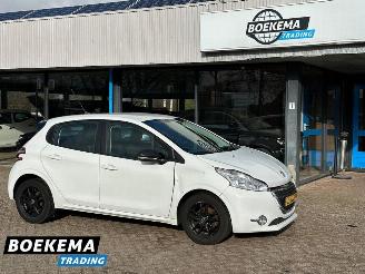 Vaurioauto  passenger cars Peugeot 208 1.2 e-VTi Active Automaat Navigatie Climate 2014/1