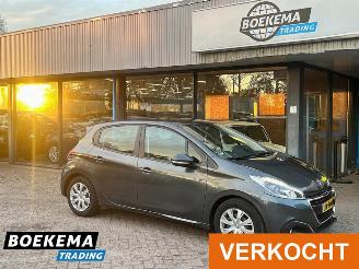 krockskadad bil auto Peugeot 208 1.2 PureTech Blue Lion Navi Airco Cruise PDC Trekh. 2016/4