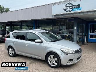 krockskadad bil auto Kia Cee d cee'd 1.4 CVVT Seven Navigatie Airco Cruise Trekhaak 2010/1