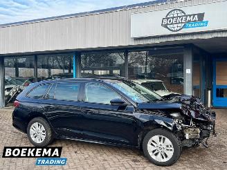Vaurioauto  passenger cars Skoda Octavia Combi 1.0 e-TSI Business Edition Navigatie Cruise Lane-Ass 2024/1