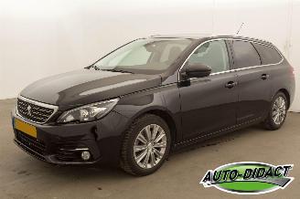 damaged passenger cars Peugeot 308 SW 1.2 Pano 96KW PureTech Blue Lease 2017/12