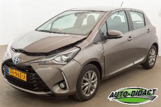 damaged passenger cars Toyota Yaris 1.5 Hybrid 70.970 km Automaat Clima Navi Camera Executive 2017/8
