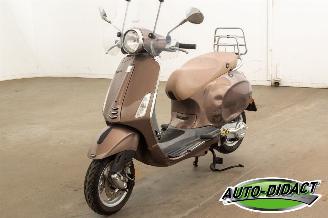 krockskadad bil bromfiets Vespa  Primavera 9644 km 2014/3