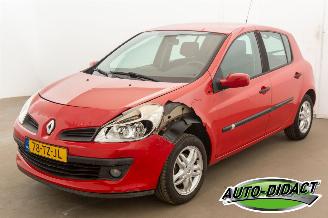 skadebil auto Renault Clio 1.6-16V Airco Dynamique 2007/3