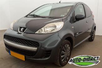 Vaurioauto  passenger cars Peugeot 107 1.0-12V Airco Millesim 200 2011/3
