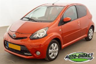damaged passenger cars Toyota Aygo 1.0 VVT-i Airco 117.759 km NAP Dynamic Orange 2012/3