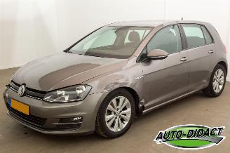 Coche accidentado Volkswagen Golf 1.0 TSI Navi Clima Comfortline 2015/10