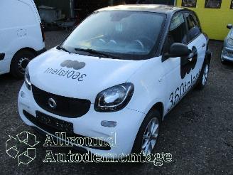 Salvage car Smart Forfour Forfour (453) Hatchback 5-drs 1.0 12V (M281.920) [52kW]  (07-2014/...)= 2015