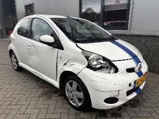 Vaurioauto  passenger cars Toyota Aygo 1.0 12V Xcite White 2009/11