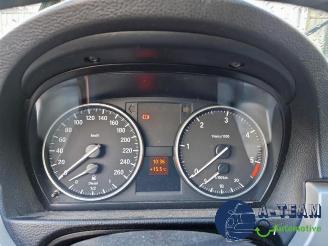 Vrakbiler auto BMW 3-serie 3 serie (E90), Sedan, 2005 / 2011 318d 16V 2011/8