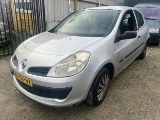 Renault Clio 1.2 16v picture 2