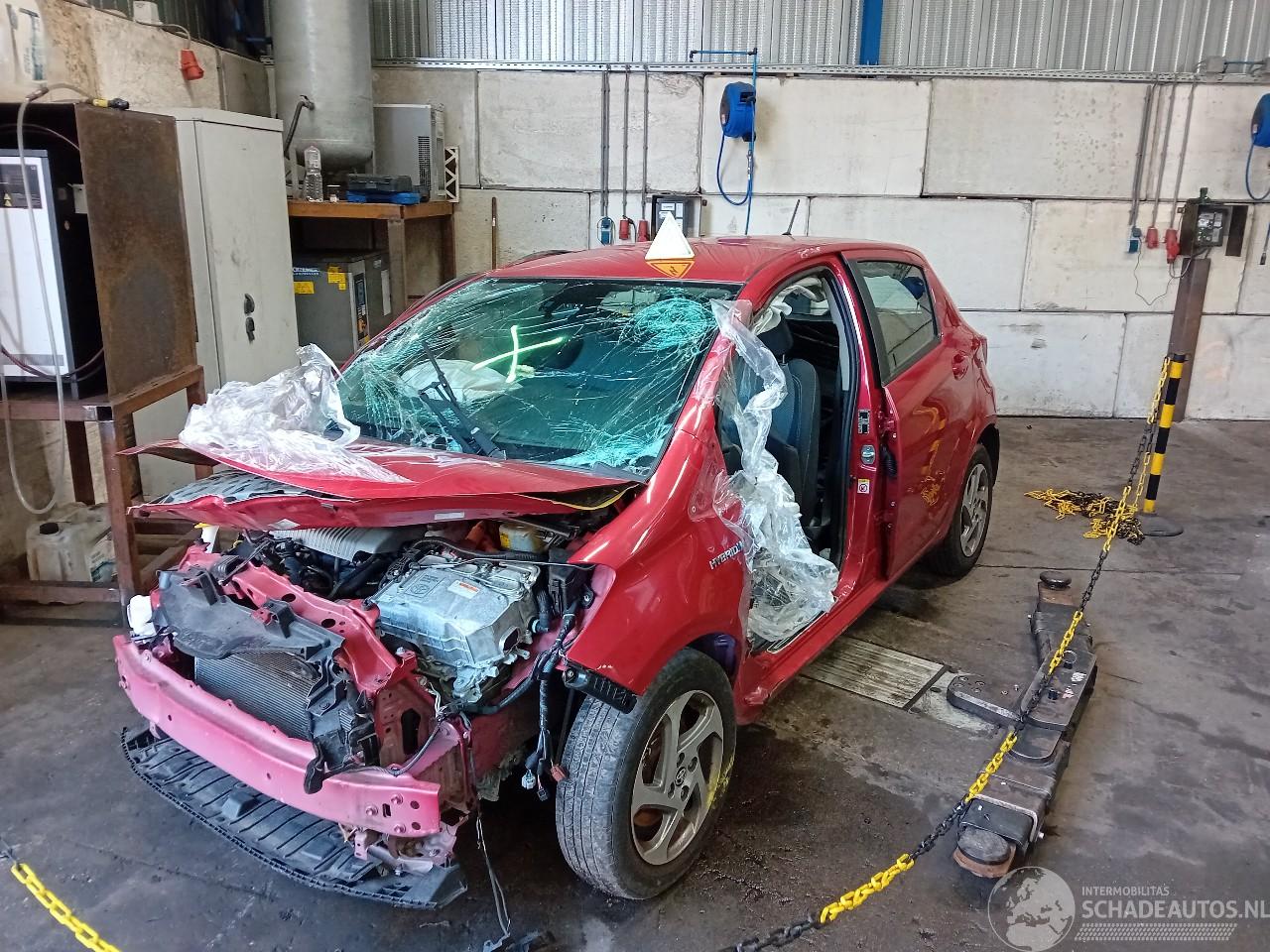 Toyota Yaris Yaris III (P13) Hatchback 1.5 16V Hybrid (1NZ-FXE) [74kW]  (04-2015/09=
-2020)