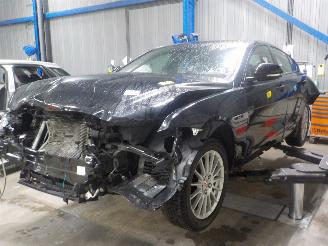 Coche siniestrado Jaguar XE XE Sedan 2.0 D E-Performance 16V (204DTD(AJ20D4)) [120kW]  (03-2015/..=
=2E) 2018