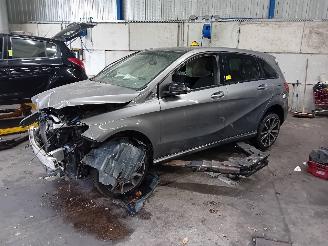 Vrakbiler auto Mercedes B-klasse B (W246) Hatchback 1.6 B-200 BlueEFFICIENCY Turbo 16V (M270.910) [115k=
W]  (11-2011/12-2018) 2015/6