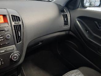 Kia Cee d Cee'd Sporty Wagon (EDF) Combi 1.4 16V (G4FA) [80kW]  (09-2007/12-2012=
) picture 13