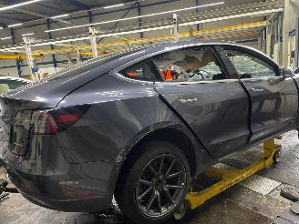 Tesla Model 3 Model 3 Sedan Long Range AWD 75 kWh (3D7) [258kW]  (06-2018/...) picture 3