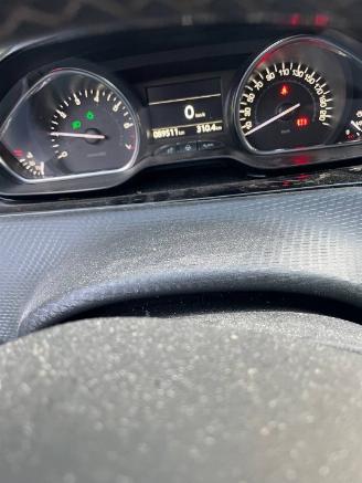 Peugeot 2008 2008 (CU) MPV 1.2 12V e-THP PureTech 110 (EB2DT(HNZ)) [81kW]  (01-2015=
/12-2019) picture 2