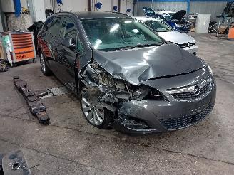 Opel Astra Astra J Sports Tourer (PD8/PE8/PF8) Combi 1.4 Turbo 16V (A14NEL/B14NEL=
) [88kW]  (10-2010/04-2016) picture 2