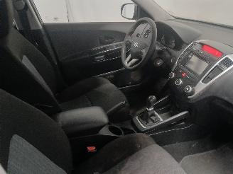 Kia Cee d Cee'd Sporty Wagon (EDF) Combi 1.4 16V (G4FA) [66kW]  (07-2009/12-2012=
) picture 9