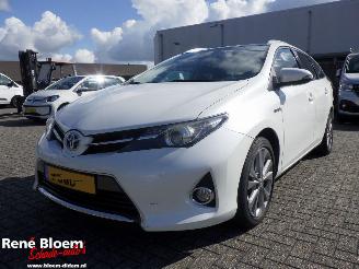 Vaurioauto  passenger cars Toyota Auris 1.6 Hybrid Lease 2013/9