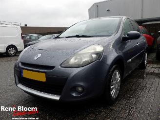 damaged passenger cars Renault Clio 1.2 Collection 75pk Airco 2012/1