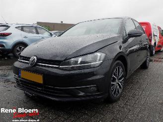 Damaged car Volkswagen Golf 1.6 TDI R-Line Automaat 2017/6
