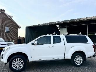 skadebil bedrijf Isuzu D-Max 1.9D 4WD aut 163pk Extended Cab X-Country pick Up - nap - navi - camera - pdc - led - lmv - nieuw model - rijdbaar - 4x4 aandrijving 2019/8