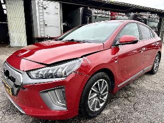 Hyundai Ioniq Gereserveerd EV 38kWh aut + f1 Premium - nap - navi - cam - keyless - stoelkoeling - stuurverw - stoelverw v+a - actieradius 311km picture 2