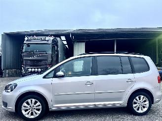 krockskadad bil bedrijf Volkswagen Touran VAN 1.6 TDI 105pk 7-Traps dsg aut Comf - nap - clima - cruise - trekh - lmv - privacy glass - luxe uitvoering 2013/4