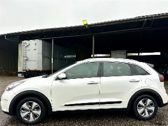 skadebil auto Kia Niro 1.6 GDi Hybrid ExecutiveLine - 77dkm nap - navi - camera - trekh - pdc - half leer - line assist 2019/1