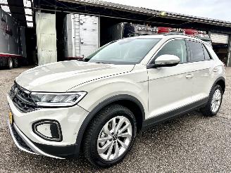 Volkswagen T-Roc 1.5 TSI 150pk 7-Traps aut Life - 7dkm nap - navi - cam - virtual - front + line + park assist - keyless picture 2