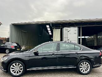 skadebil auto Volkswagen Passat 1.4 TSI 150pk 7-traps aut + f1 Highline sedan - navi - camera - front + line assist - stuurverw - stoelverw 2017/1