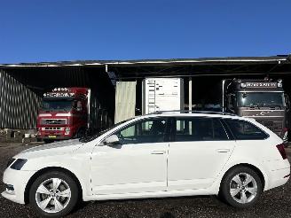 krockskadad bil auto Skoda Octavia 1.5 TSI 150pk 7-Traps aut Greentech Style - nap - navi - carplay - keyless entry - pdc v+a + park assist 2019/2