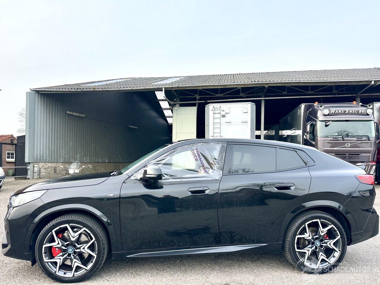 BMW iX2 eDrive20 67kWh 204pk aut M-Sport - nap - pano - 1e eig - 20 inch - harman/kardon - widescreen