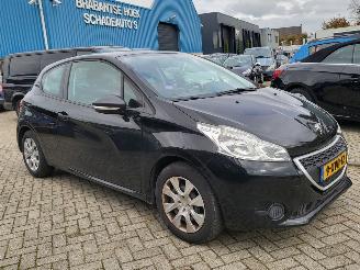 damaged passenger cars Peugeot 208 1.0 VTi Access COOL  2E eigenaar motor loopt op 2 cil ,rijdt nog wel 2014/10