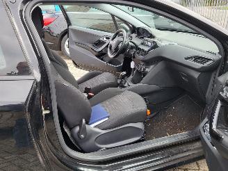 uszkodzony samochody osobowe Peugeot 208 1.0 VTi Access COOL  2E eigenaar motor loopt op 2 cil ,rijdt nog wel 2014/10