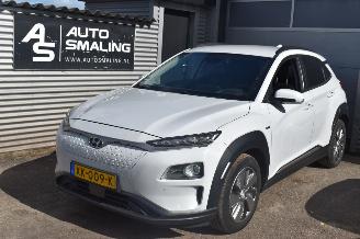 Vaurioauto  passenger cars Hyundai Kona 64kwh premium 204Pk *Navi/Clima/Camera/Leder/stoelverwarming 2019/1