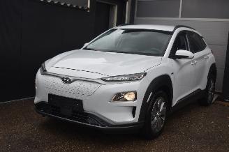 krockskadad bil auto Hyundai Kona 39Kwh Comfort 136Pk SOH 100% *Navi/Clima/Camera/stoelverwarming 2021/3