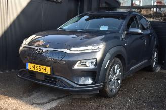 Schadeauto Hyundai Kona 64Kwh Premium 204Pk 3FASE 100% Soh *Navi/Clima/Camera/Leder/Stoelverwarming 2020/12