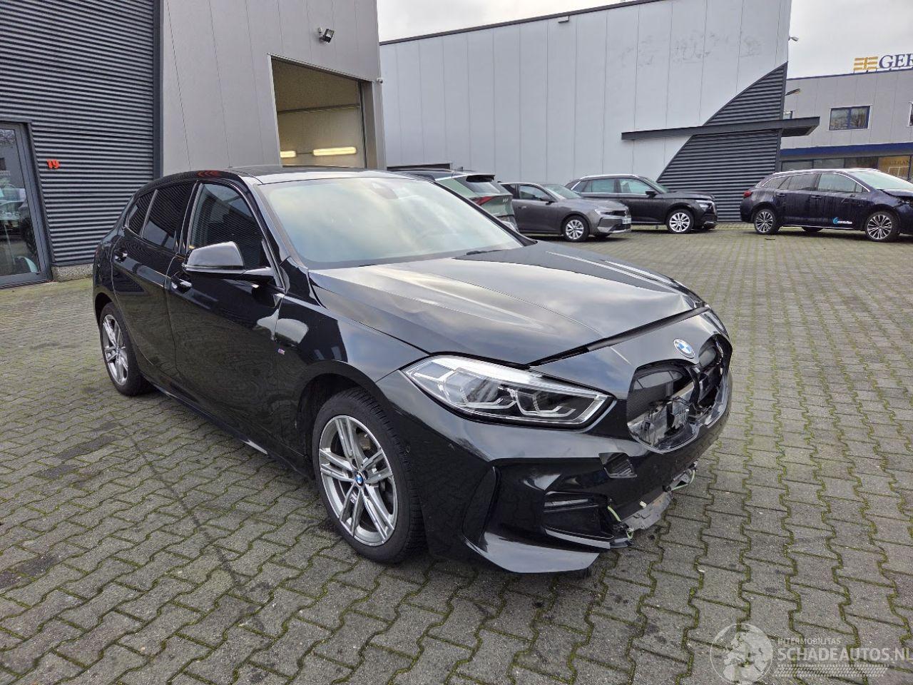 BMW 1-serie 116i M-SPORT AUTOMAAT  / PANO / 33 DKM